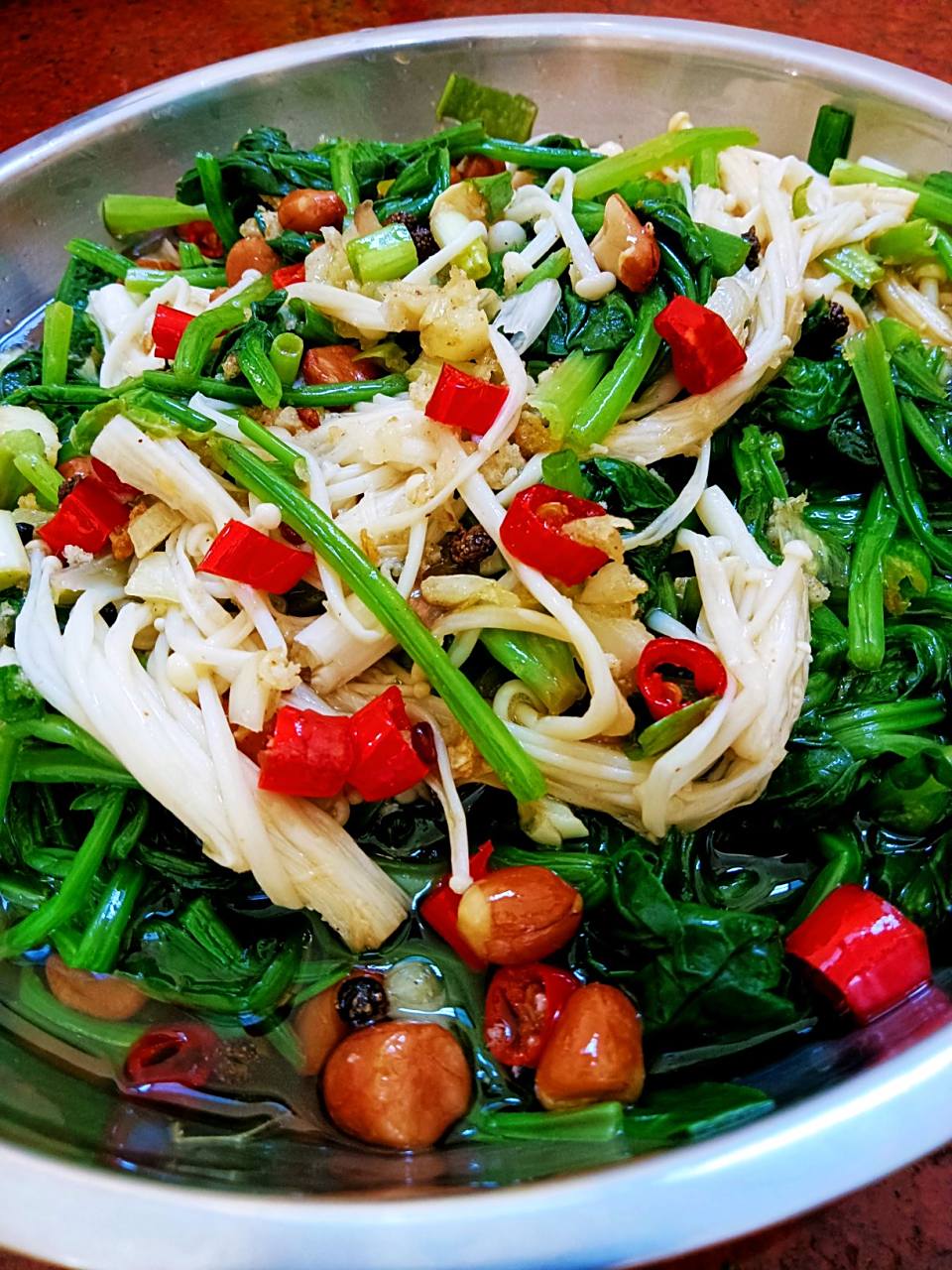 夏天到了,总想着吃点清爽的,今天就来分享个超级下饭的凉拌菠菜!