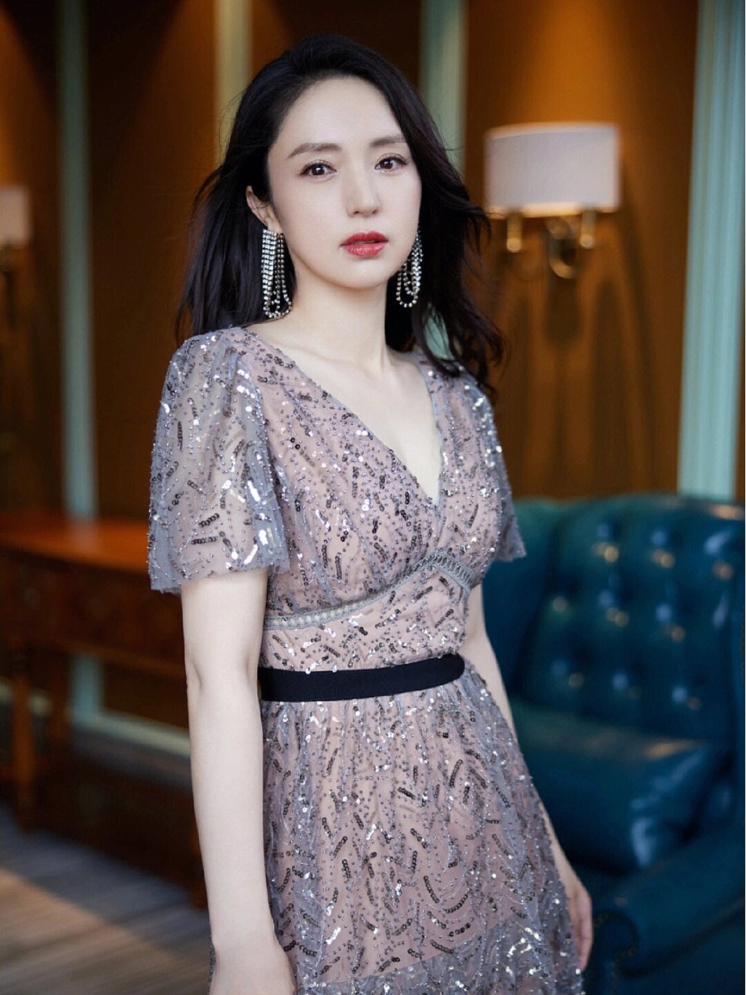 我一直很欣赏董璇,她不仅外貌出众,更有着内在的修养和魅力.