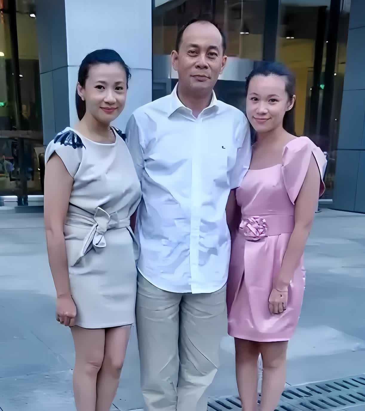 张光北与妻子陈炜相识相爱30多年一直保持着深厚的感情他对妻子充满