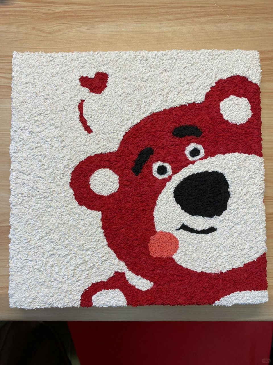 今天,就为大家带来一款超萌的草莓熊纸浆画教程,让我们