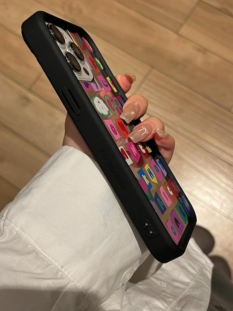 连挂绳孔都是爱心95形状的镜面手机壳 绝了  这款连挂绳孔都是爱心