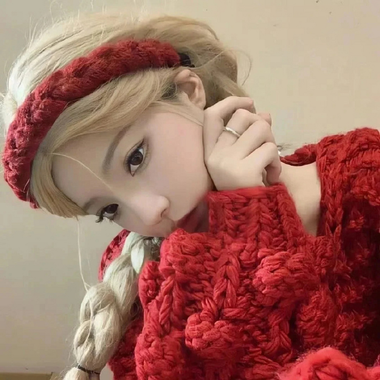 用了红红火火的女生头像 #头像# #女生头像# #女生红色系头像