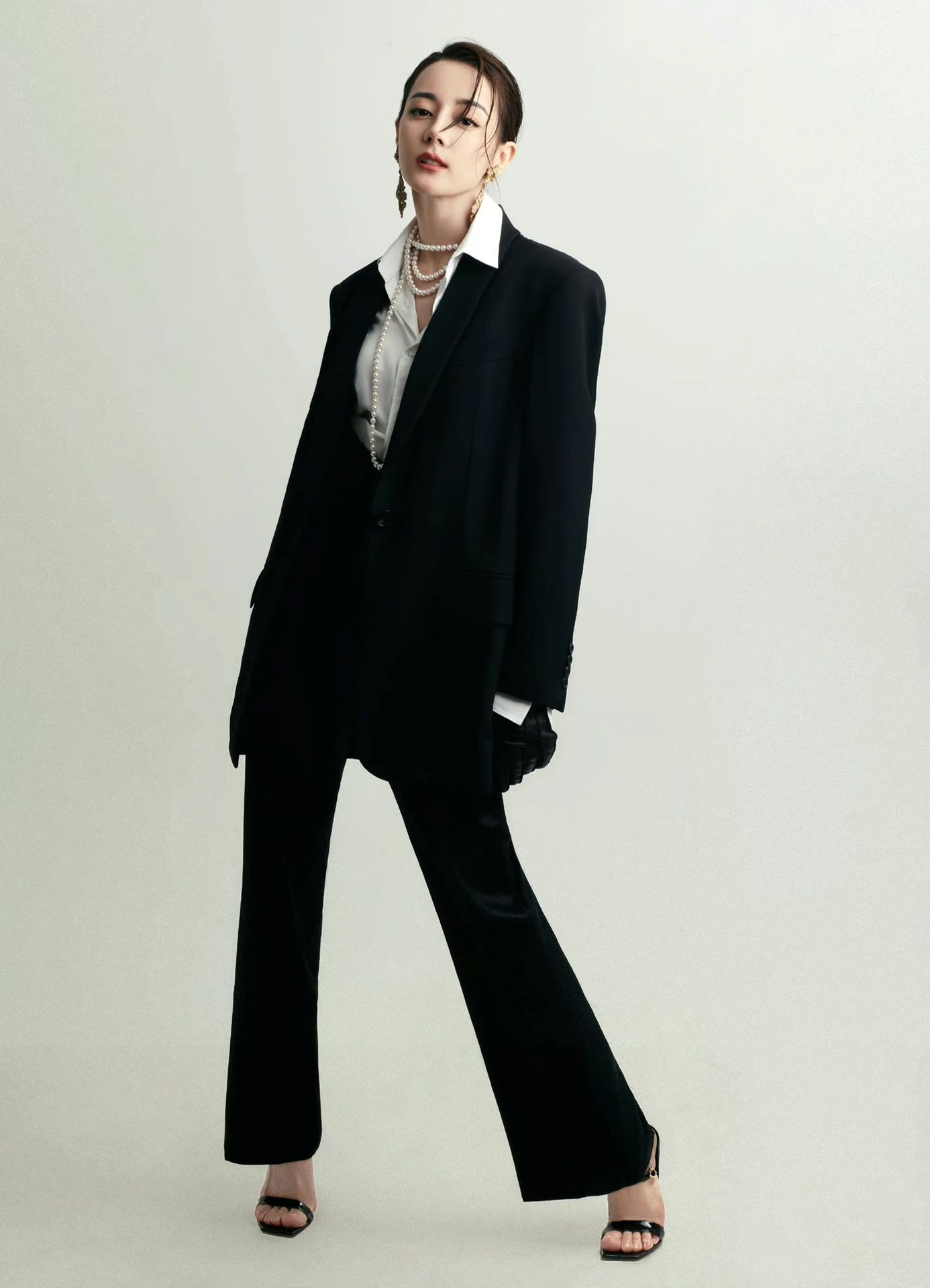 西服女明星名字女明星黑色明星穿两粒扣小黑西装美女图片迪丽热巴黑色