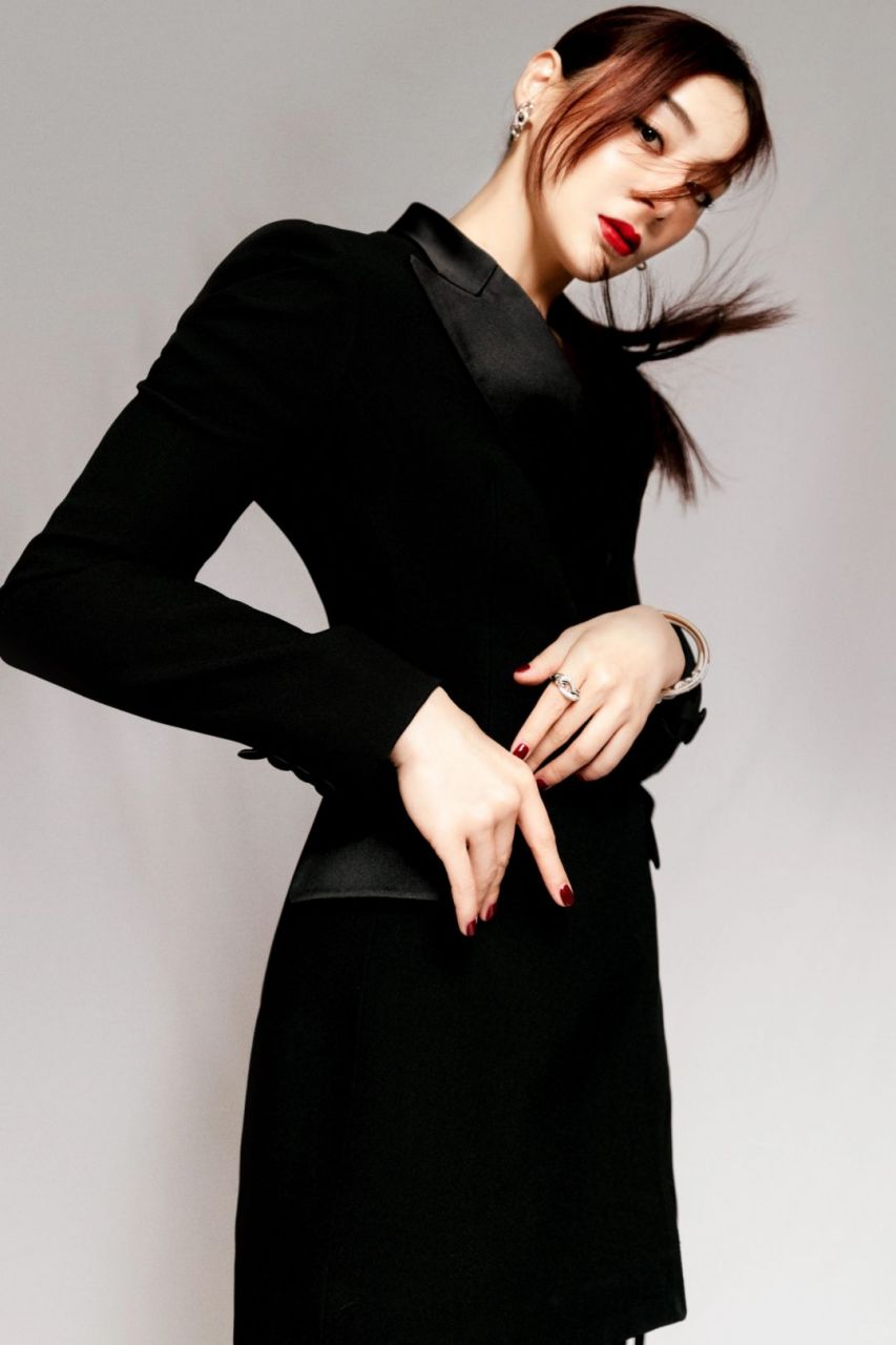 红唇黑丝的袁姗姗:冷艳霸气尽显  看见袁姗姗她那黑丝高跟,简直是时尚