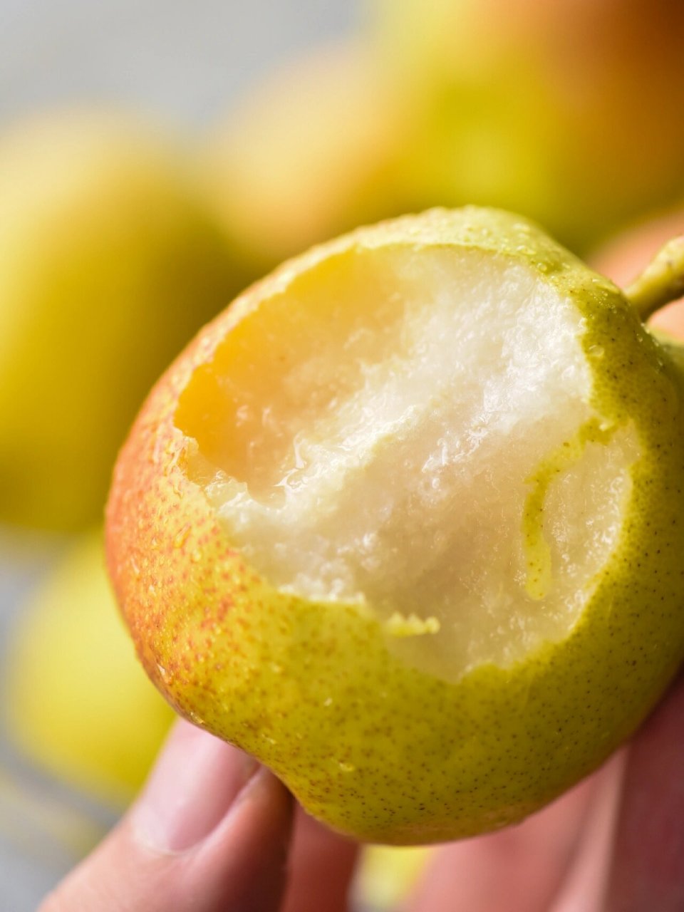 香梨图片  香梨是各个年龄段都喜爱的一种水果,具有色泽好看,皮薄肉脆