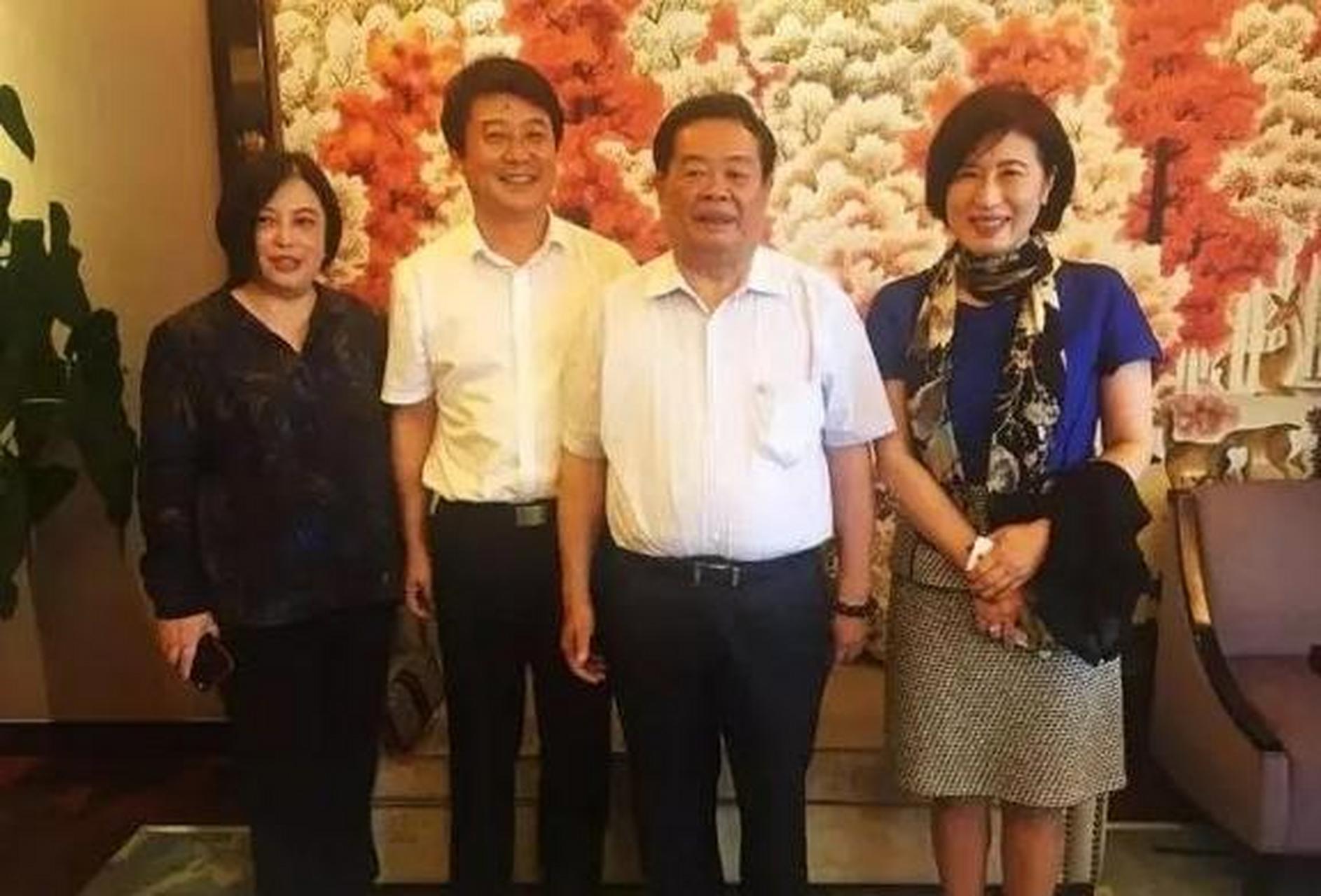 当年,曹德旺的女儿曹艳萍带男友叶舒回家见父母.