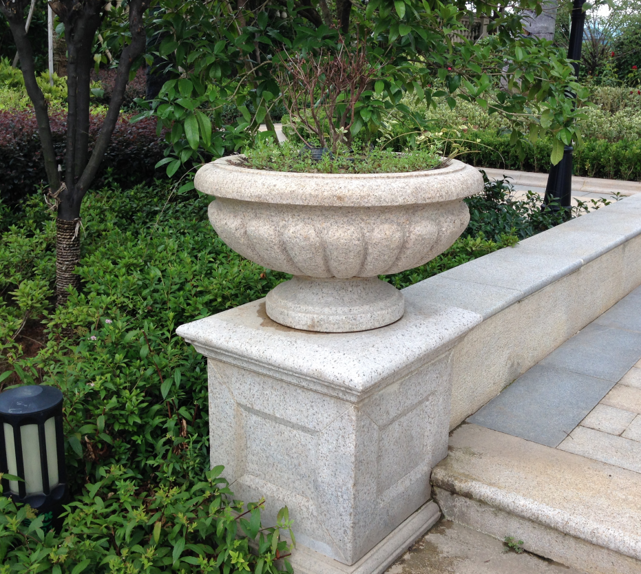 石雕花钵,顾名思义,是一种用石头雕刻而成的盆状器物,常用于园林景观