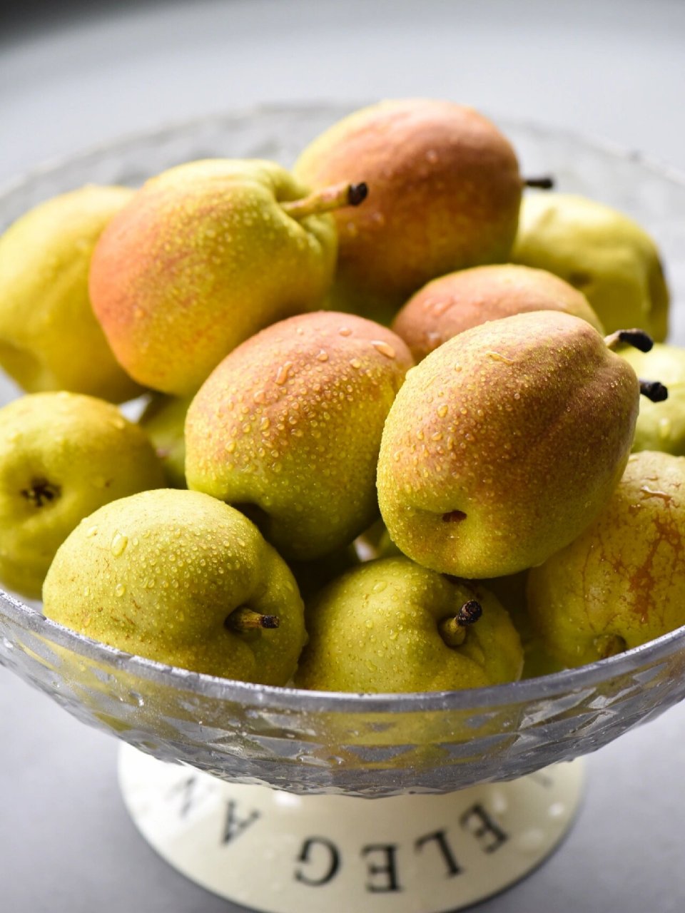 香梨图片  香梨是各个年龄段都喜爱的一种水果,具有色泽好看,皮薄肉脆