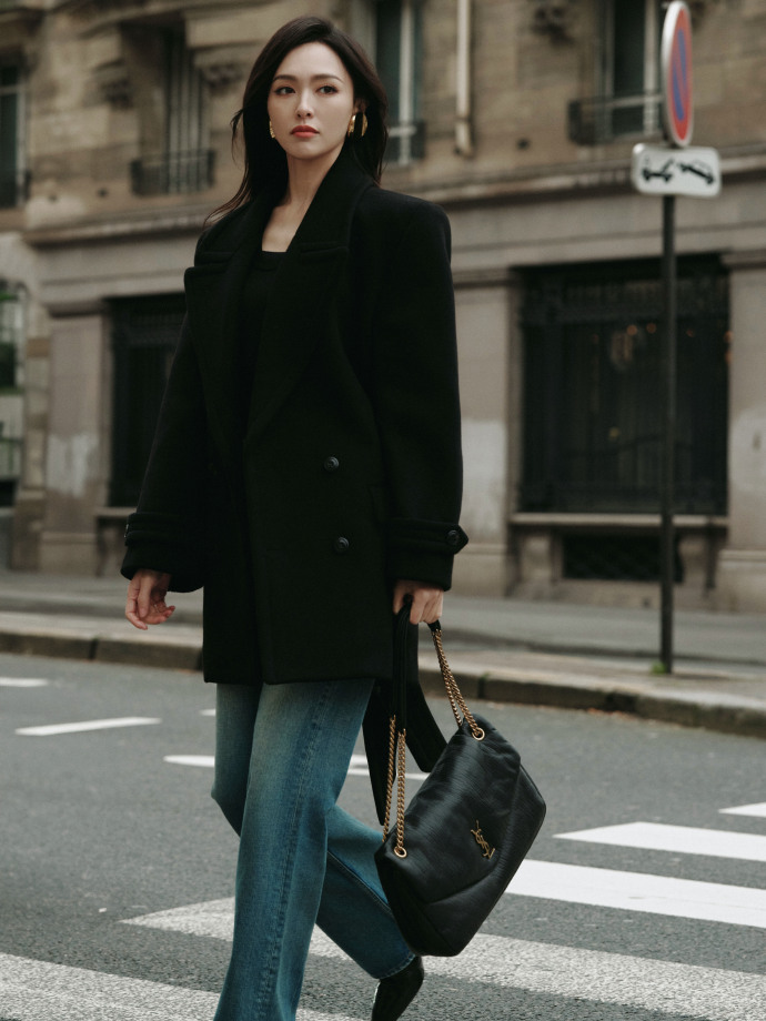 唐嫣:巴黎街头的时尚女王  唐嫣的巴黎街拍造型,黑色羊毛毛呢外套与