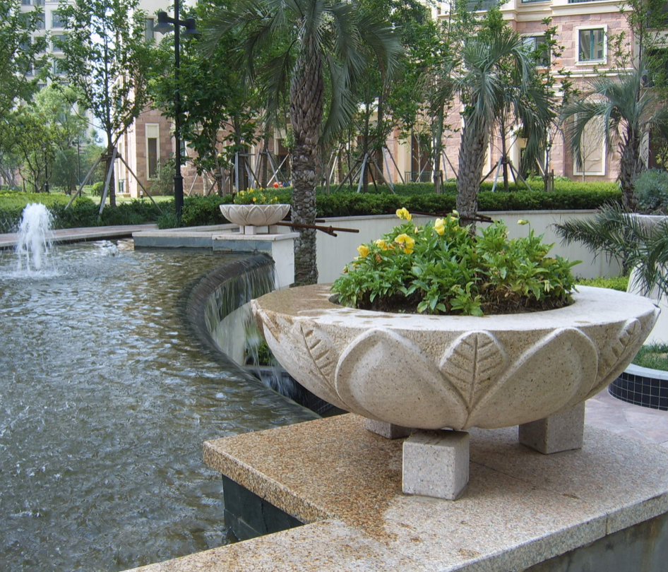 石雕花钵,顾名思义,是一种用石头雕刻而成的盆状器物,常用于园林景观