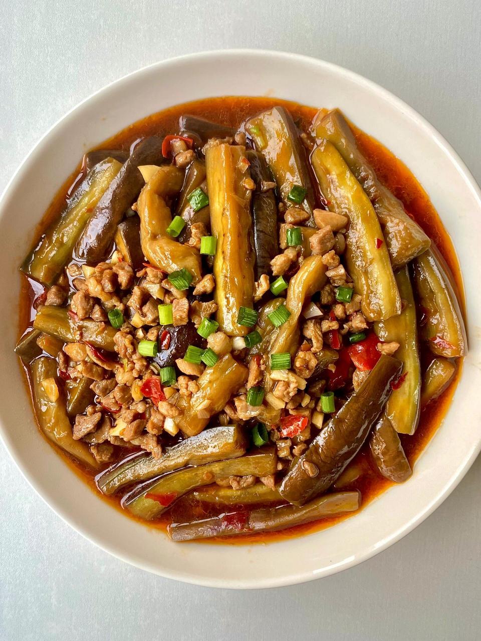 茄子的这个做法太好吃 肉末茄子是我家餐桌上的常客,它鲜香可口,美味