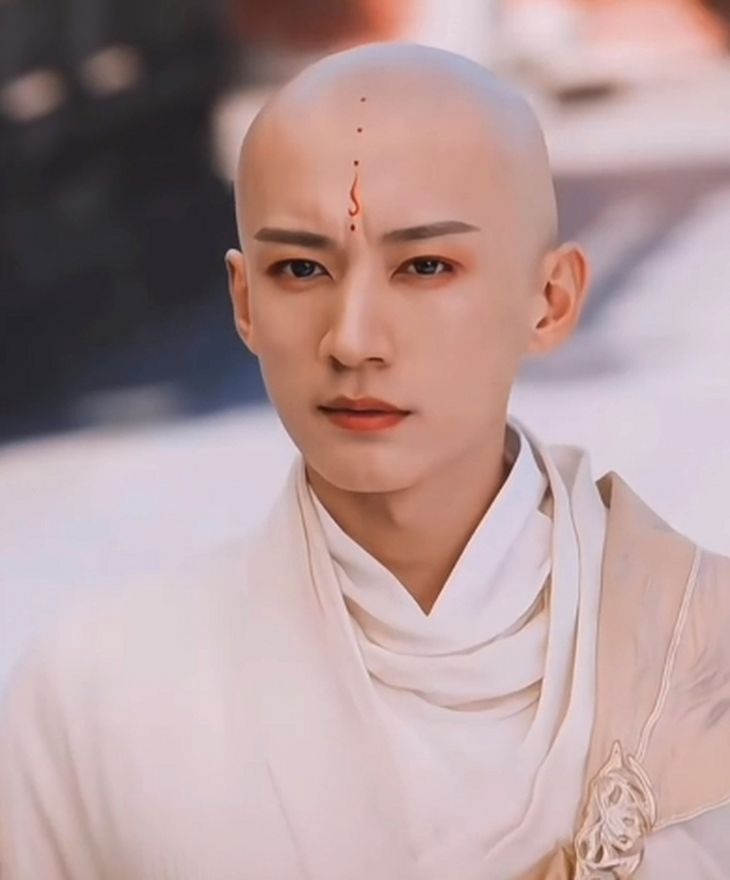 检验帅哥的标准,一是平头,二是光头. 瞧瞧这优越的头型[嘿哈]