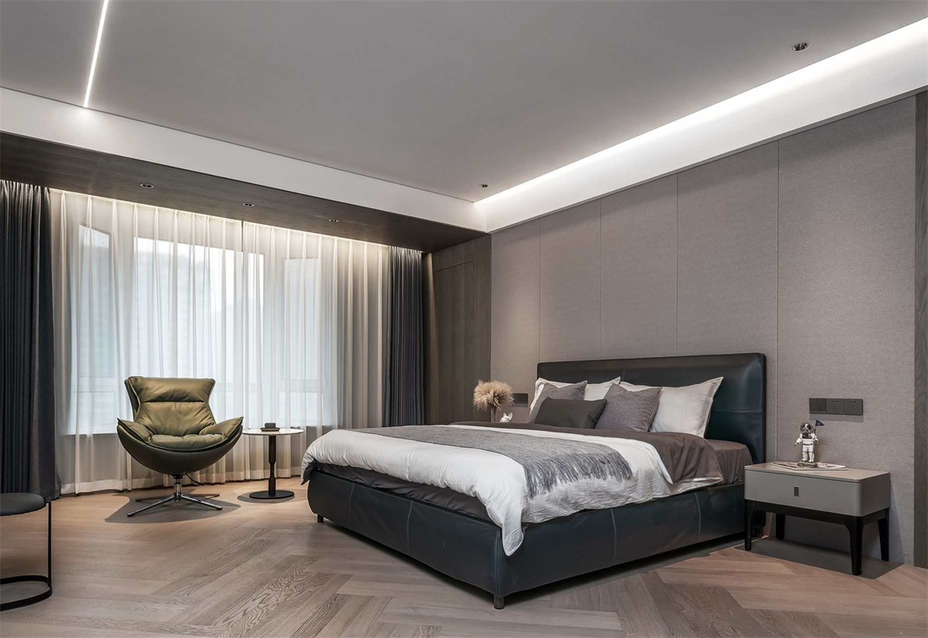 温馨优雅的卧室设计,色调高级又耐看  主卧空间采用灰色加半透明的