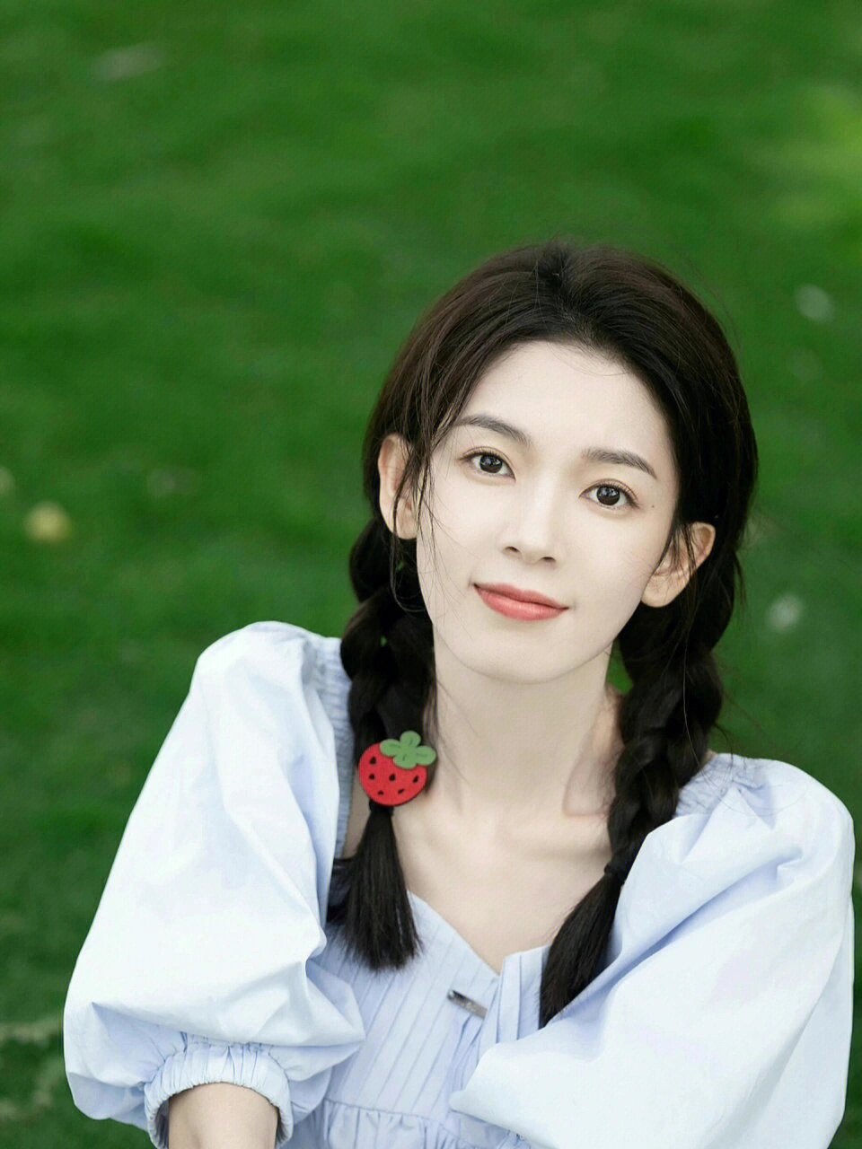 我一直觉得陈瑶有一种独特的气质,她的笑容如春风般拂过人心,给人