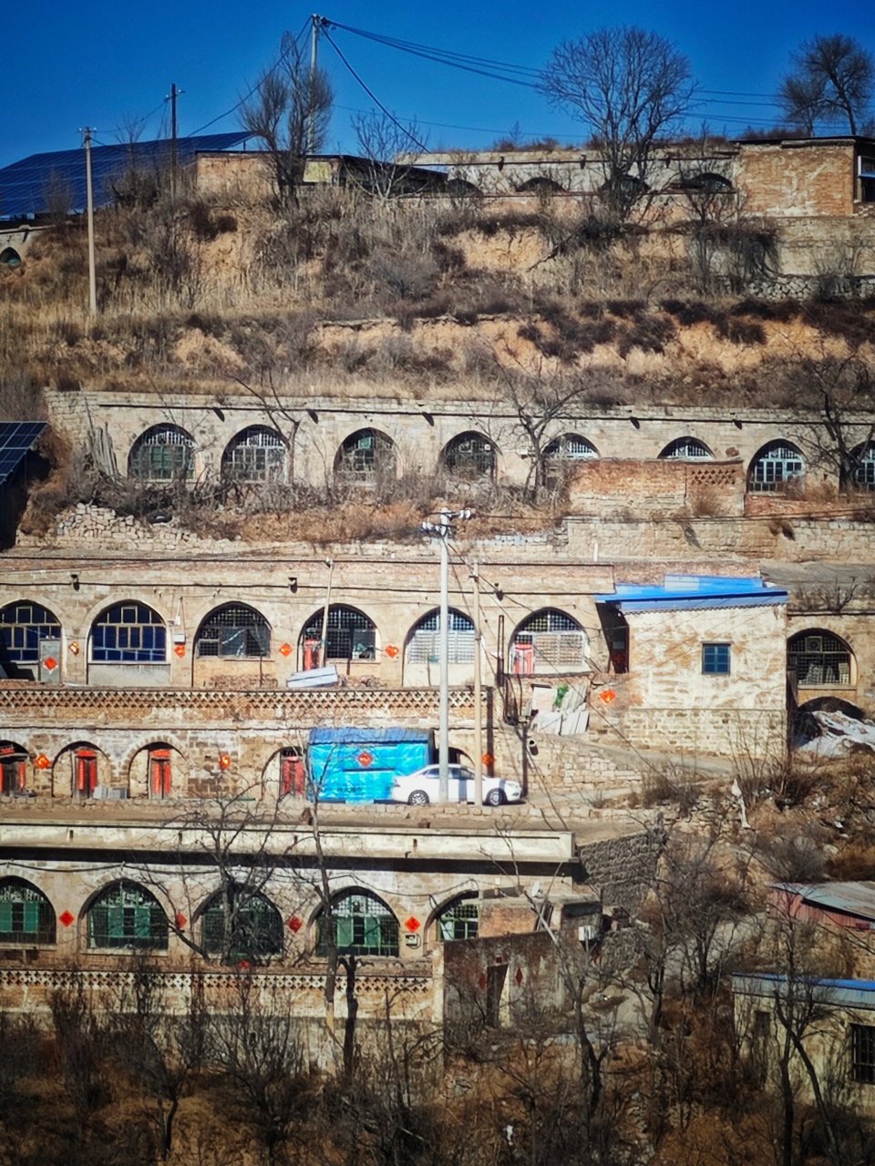 窑洞的图片  窑洞是中国北方黄土高原上居民的古老居住形式,其历史