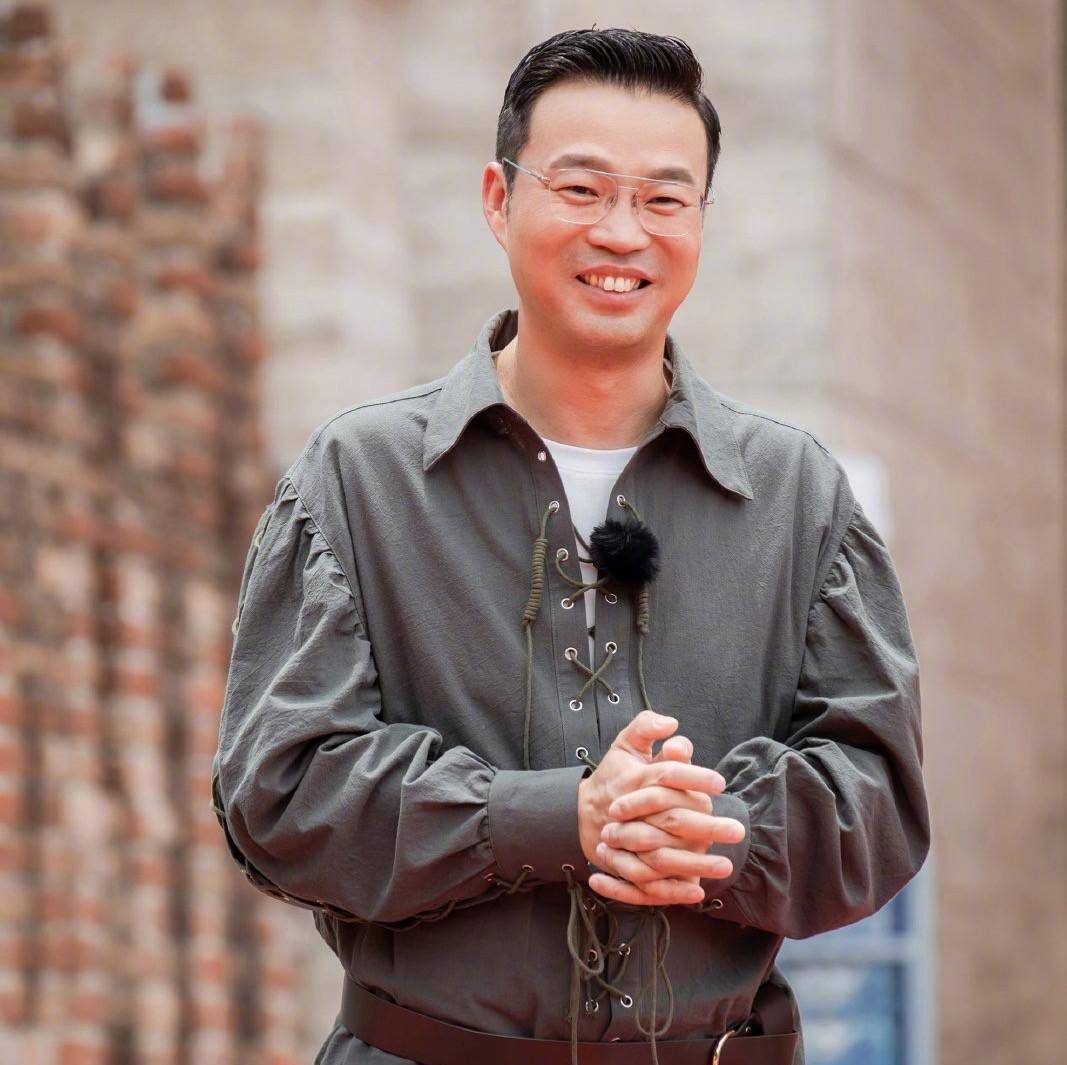 演员王迅说,没有出名之前,谁没有受过气啊,在四川老家,我在酒吧说相声