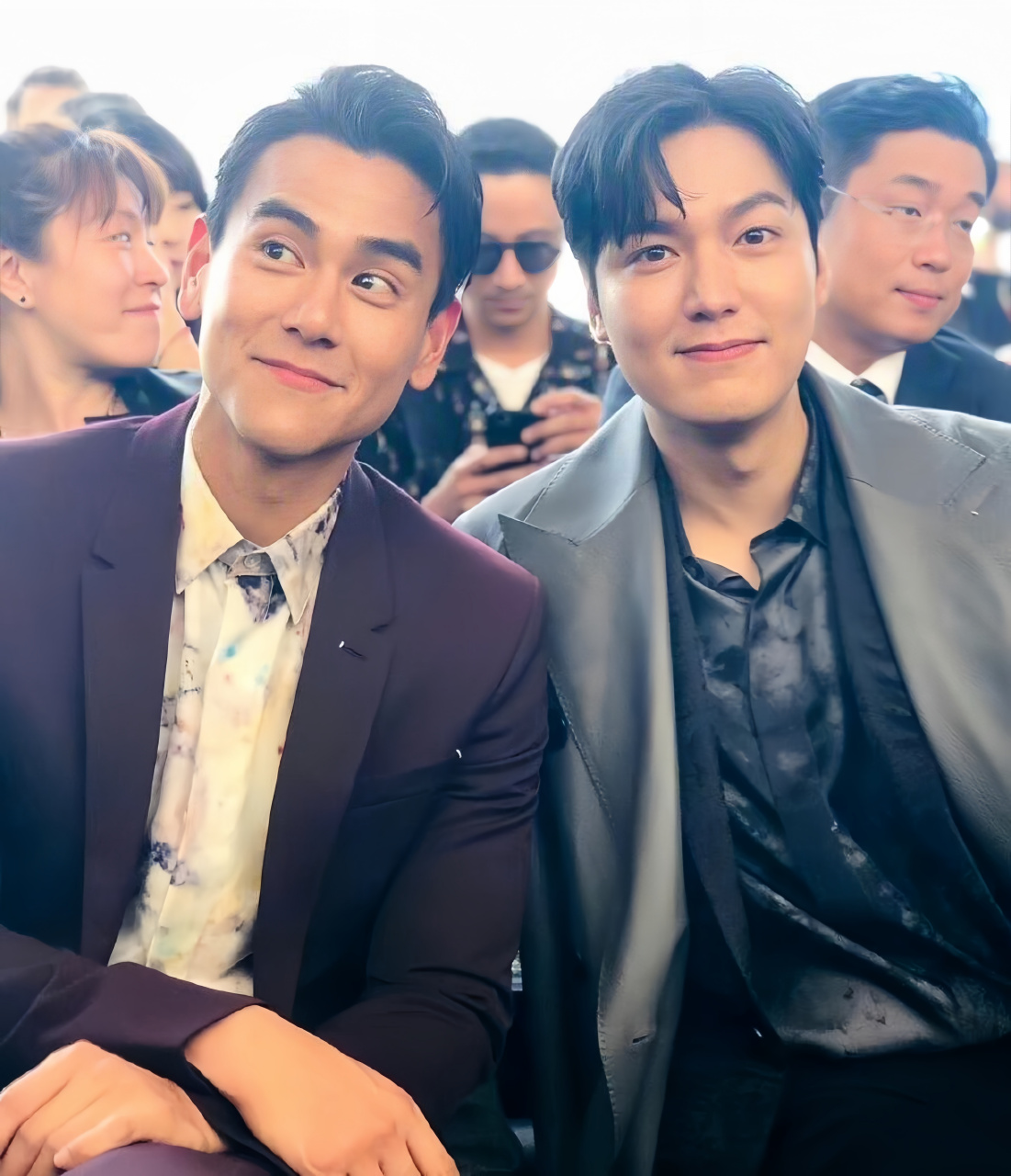 看帅哥了,姐妹们,左边的是彭于晏,右边的是韩国李敏镐,你们觉得哪个帅