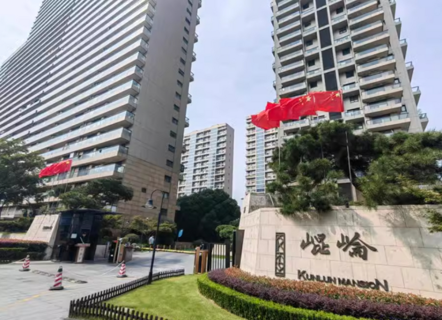杭州昆仑公馆是一套尊贵而卓越的市中心豪宅,建筑面积492.