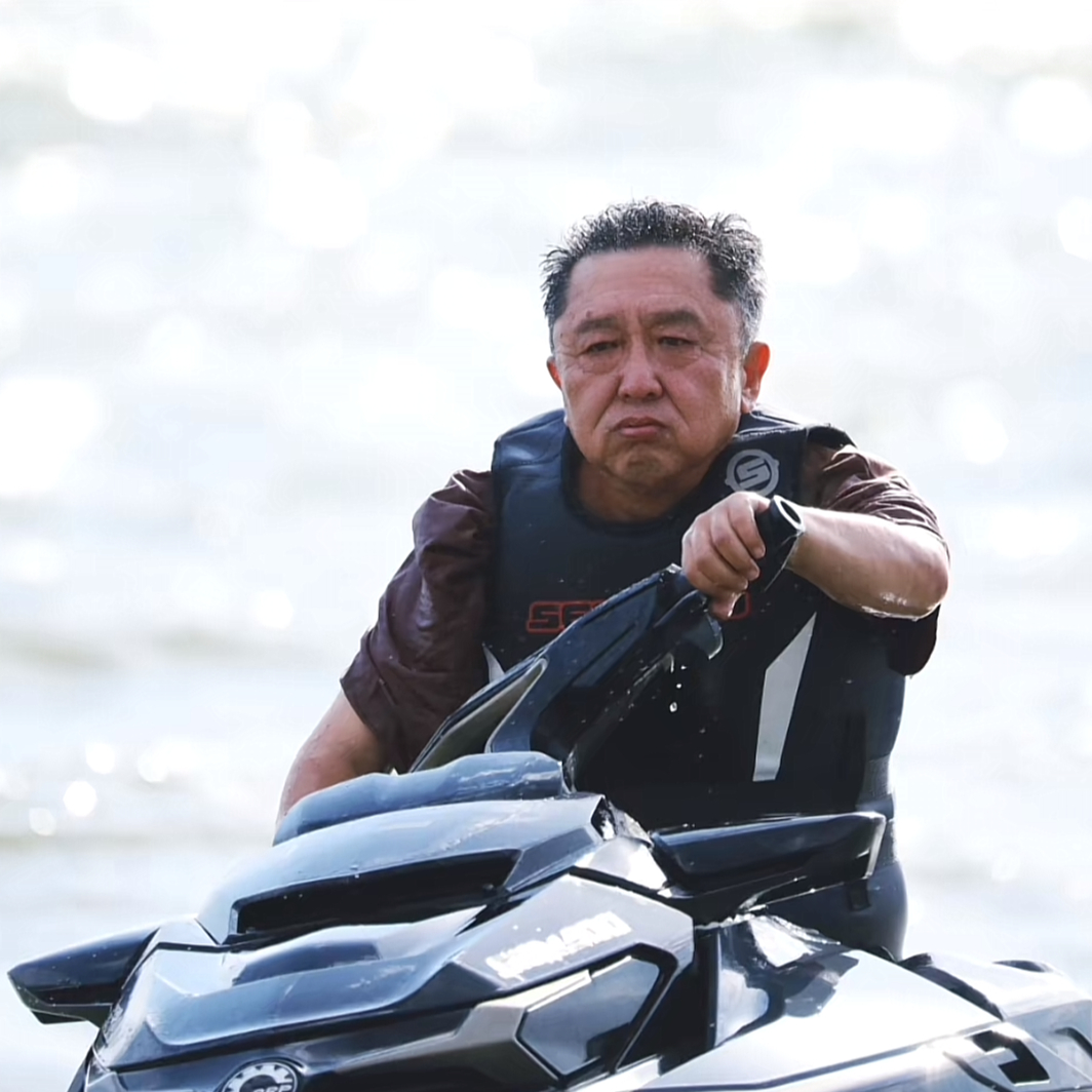 德云社于谦发文,晒在海上玩摩托艇照片,网友:谦大爷是真"浪"