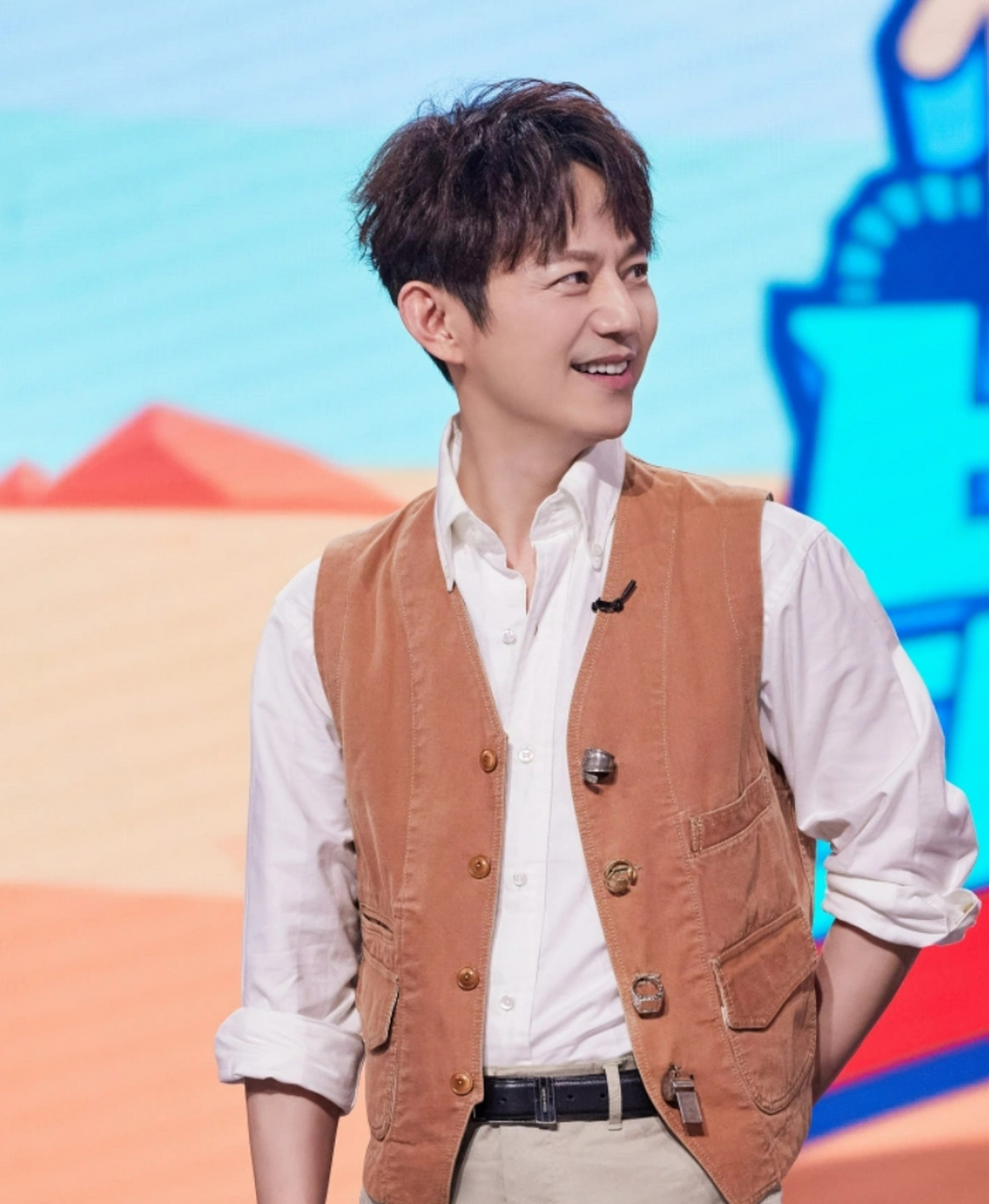 他不仅是《快乐大本营》的金牌主持人92,还跨界涉足话剧和影视圈屡