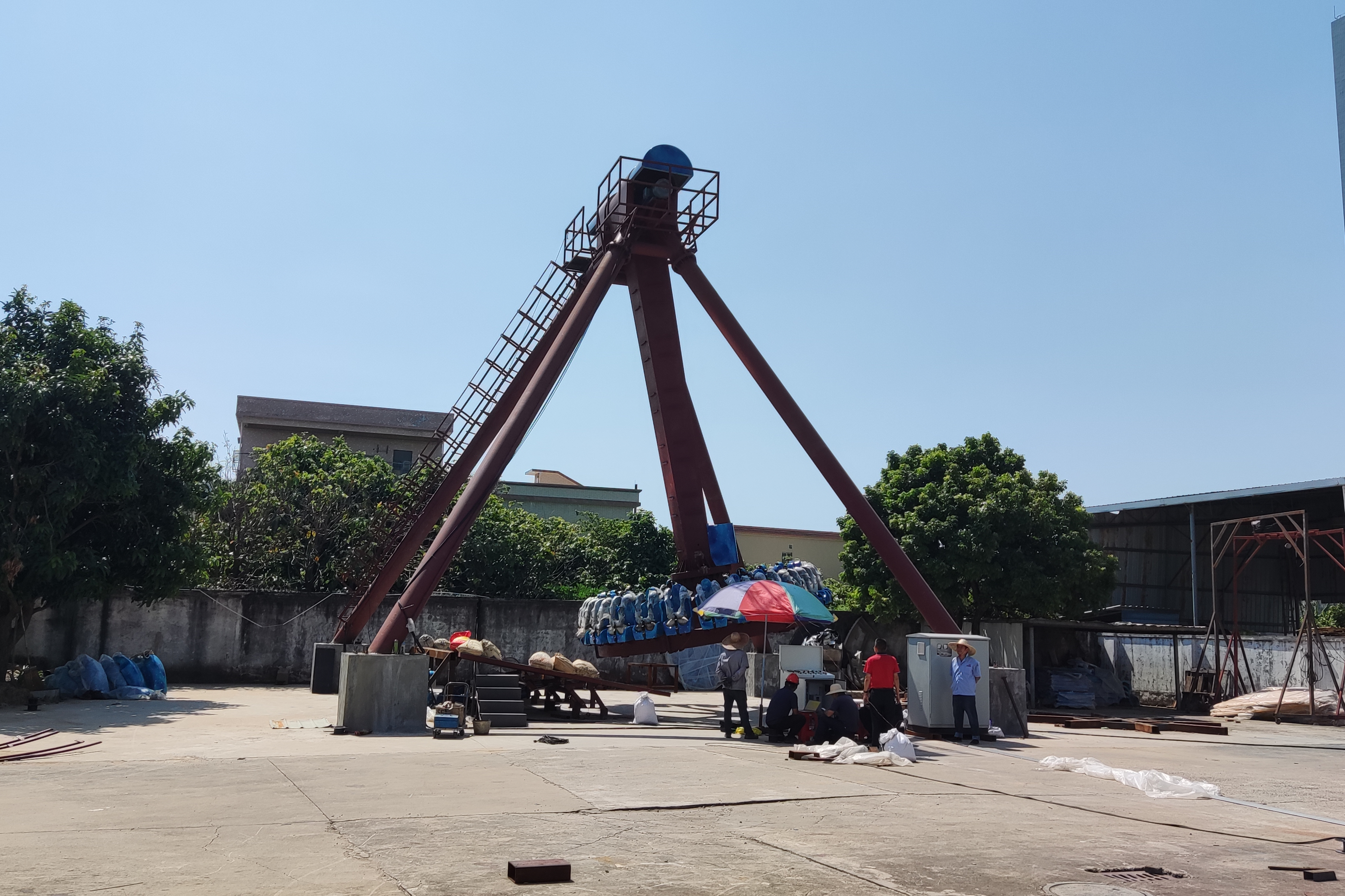 大摆锤是游乐园的受欢迎设备,其回转直径决定游客体验的刺激程度,总