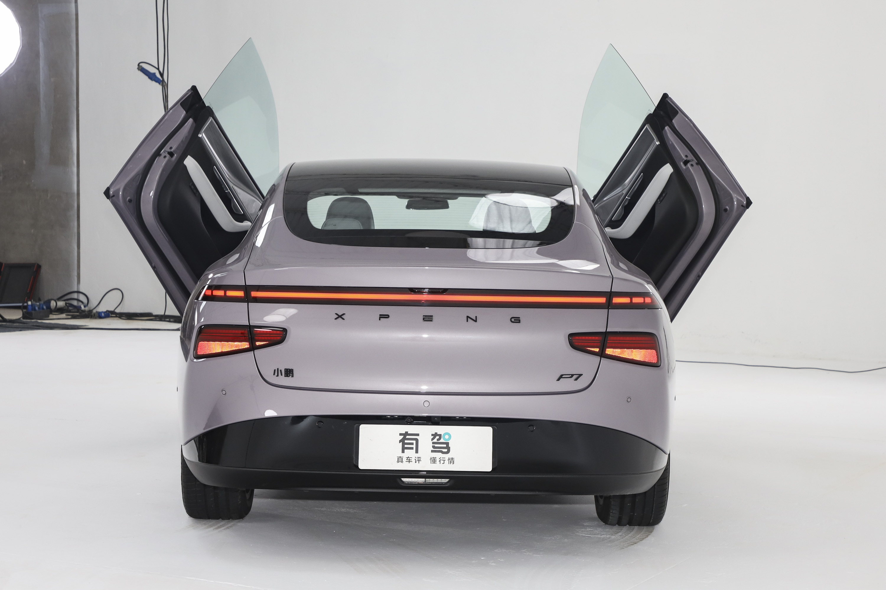 新车|小鹏p7i鹏翼版静态实拍,全新配色 剪刀门,卖多少钱合适?
