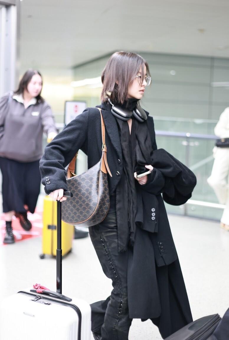 街拍:李庚希黑色西装 黑色长裤 斜挎包帅气十足