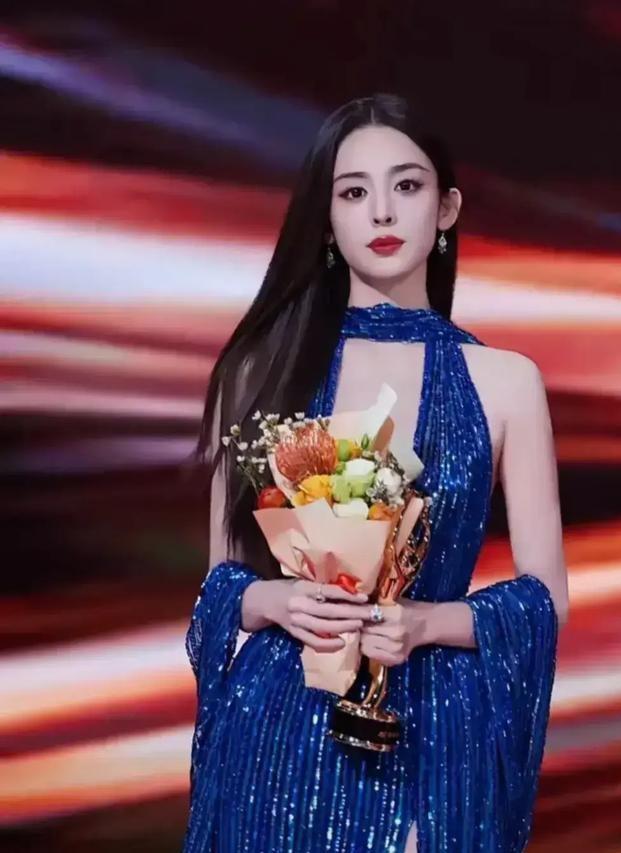 古力娜扎微博之夜:深蓝大v领高叉礼服,魅力与实力并存