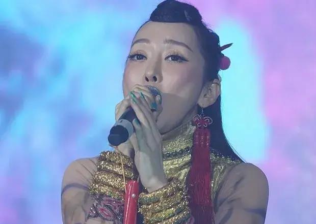 萨顶顶韩国惊艳开唱,"梵语"震撼全场东方魅力让世界为之倾倒!