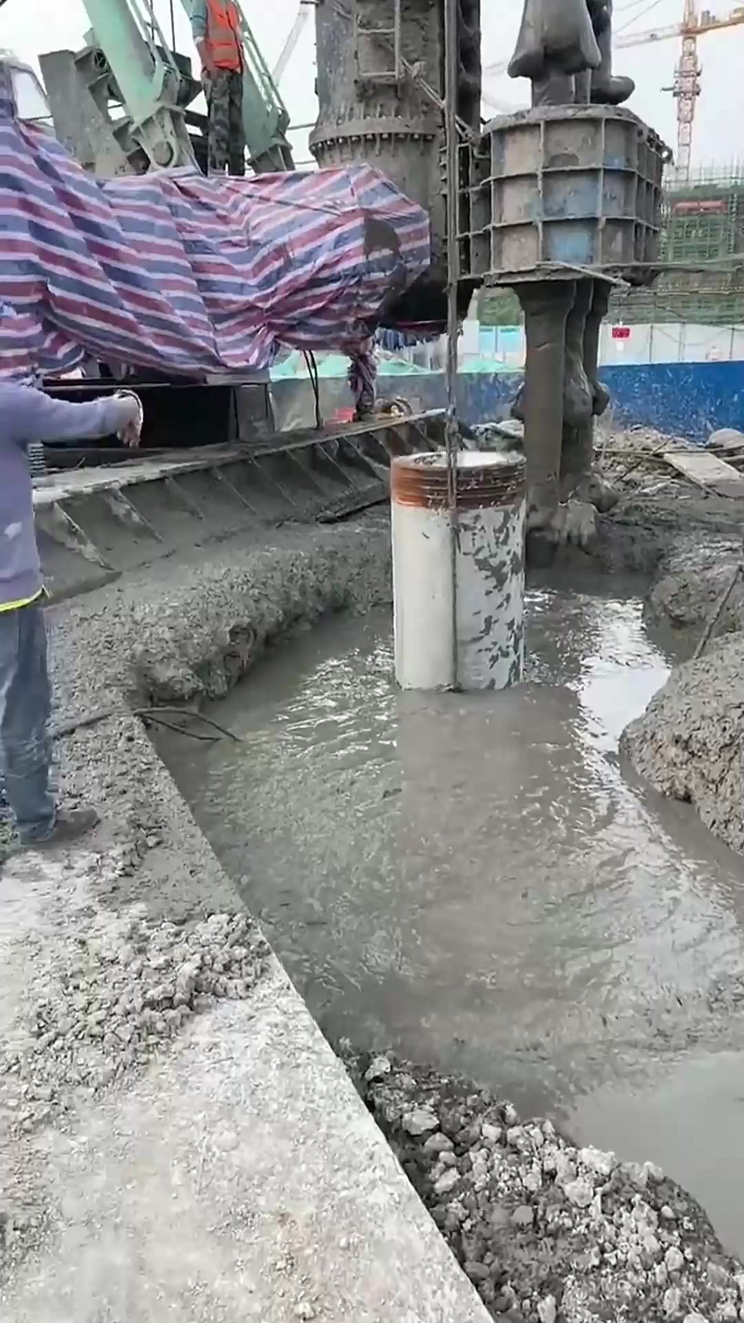 三轴搅拌桩加管桩支护施工,稳固安全有保障,专业技术显身手-度小视