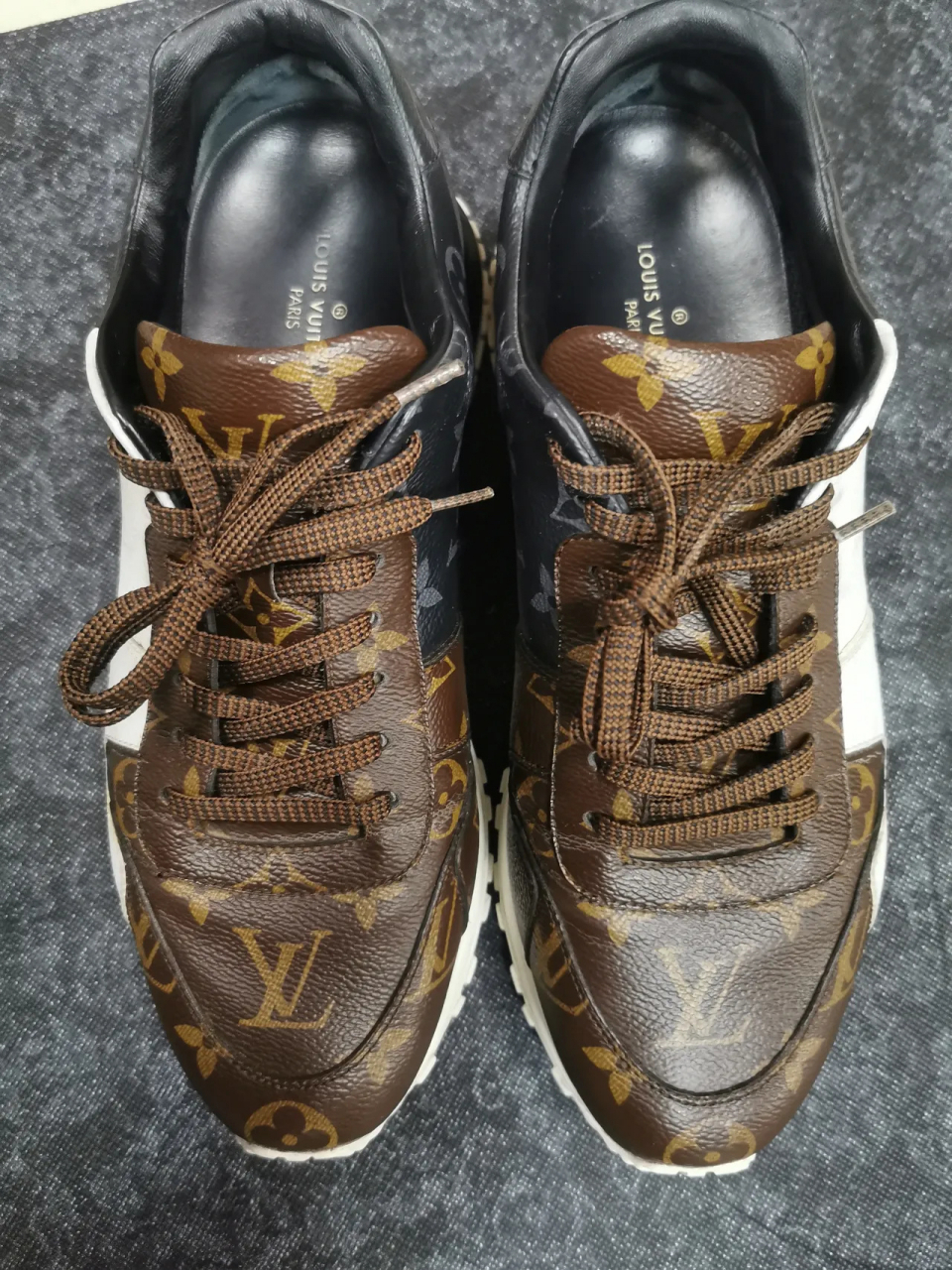 lv老花休闲鞋,7000块买的,没穿多久鞋面开始开裂,然后裂口越来越大.