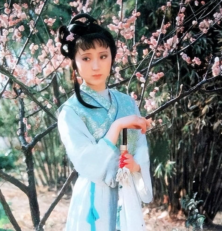 回顾陈晓旭她是现实里的林黛玉最终孤身一人离开了这个世界