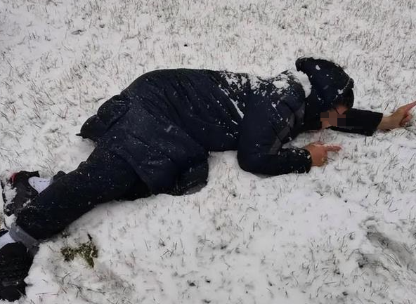 回顾:男子遭袭倒地,躺在血泊中,醒来惊问:"我还活着吗?