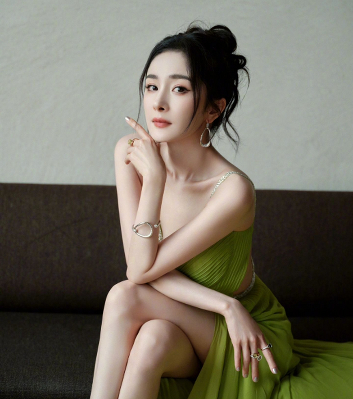 杨幂出席活动身穿露背短裙大秀敬业精神,后台众人裹厚重衣物她却直言