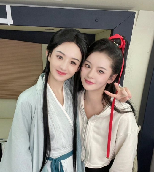 赵丽颖和替身合照,俩人这样看相似度还蛮高的,都是大美女!