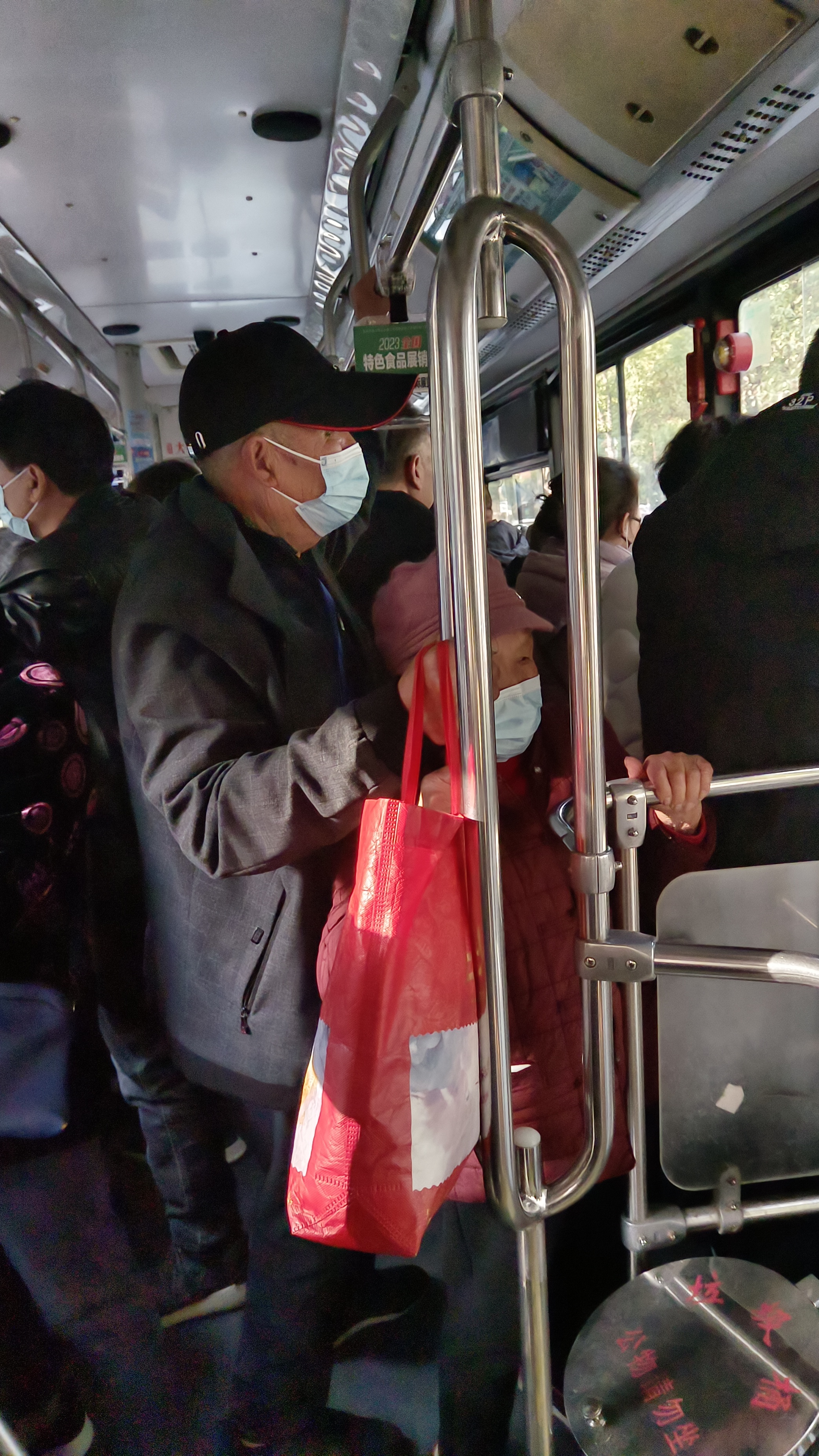 上车都颤颤巍巍的,随时有摔倒的可能.