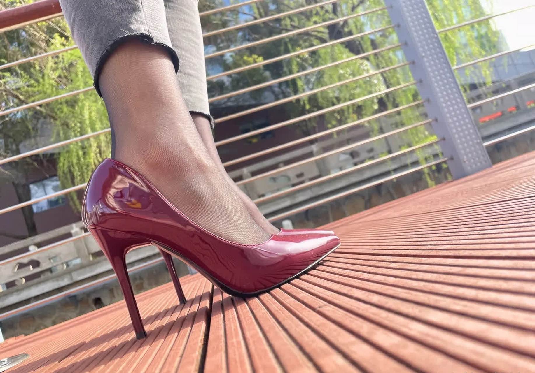 尖头细高跟鞋的独特魅力在于其修长优雅的设计,流畅的鞋跟线条和精致