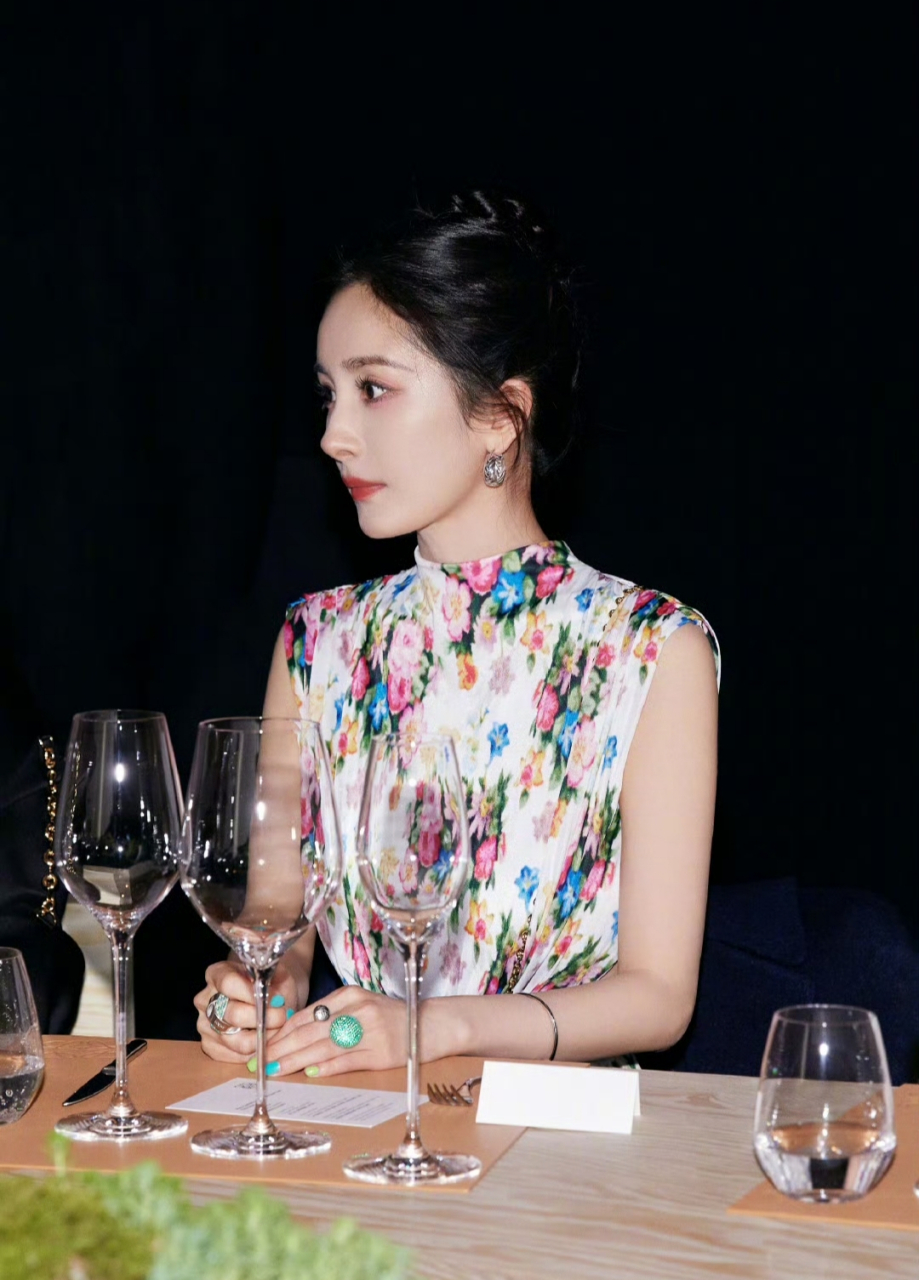 杨幂晒美甲,这款美甲确实好看.