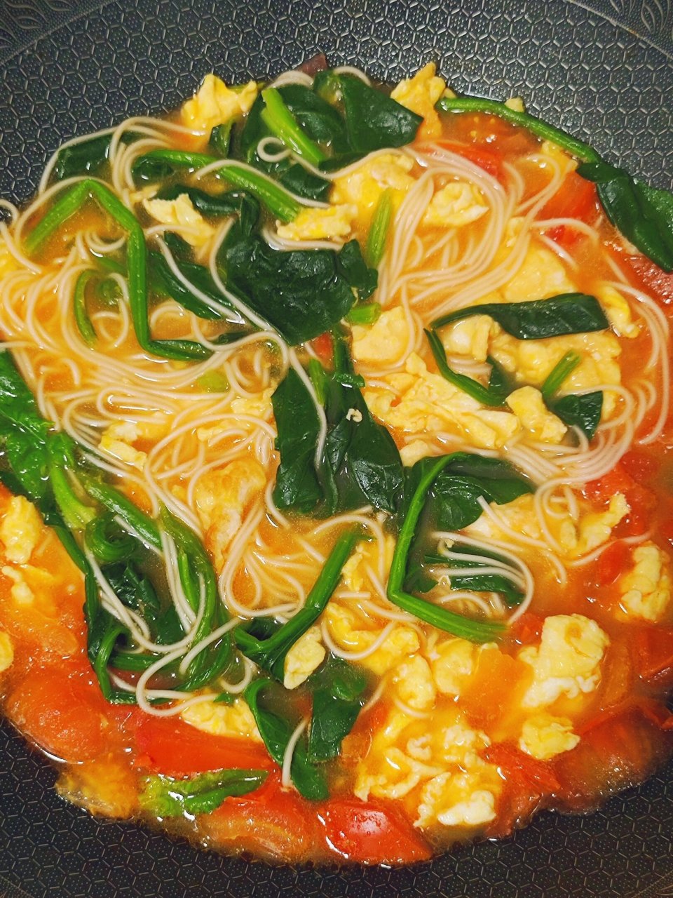 菠菜番茄鸡蛋面 真的好好吃 细面条跟汤面绝配 而且做法超级简单