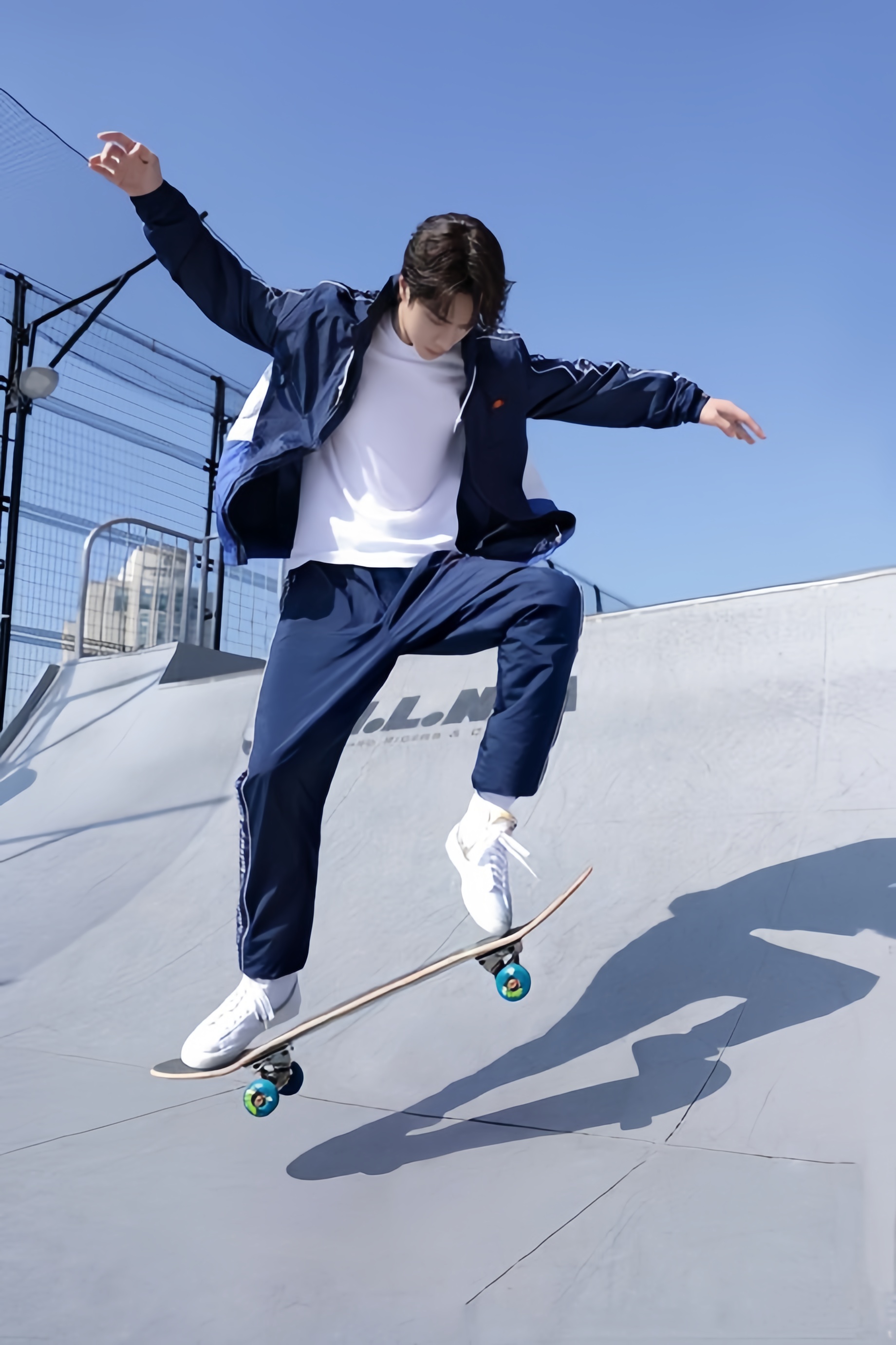 王一博滑板动作太酷了,滑板在他的脚下乖极了,各种空中动作挥洒自如