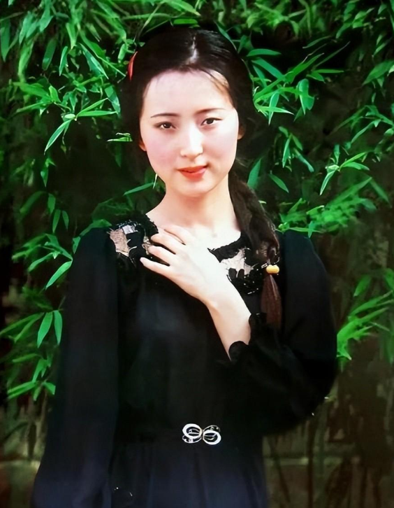 回顾陈晓旭她是现实里的林黛玉最终孤身一人离开了这个世界