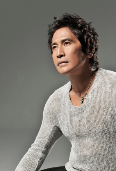 58岁齐秦生活近照曝光,小24岁妻子没王祖贤漂亮,儿女却萌翻了