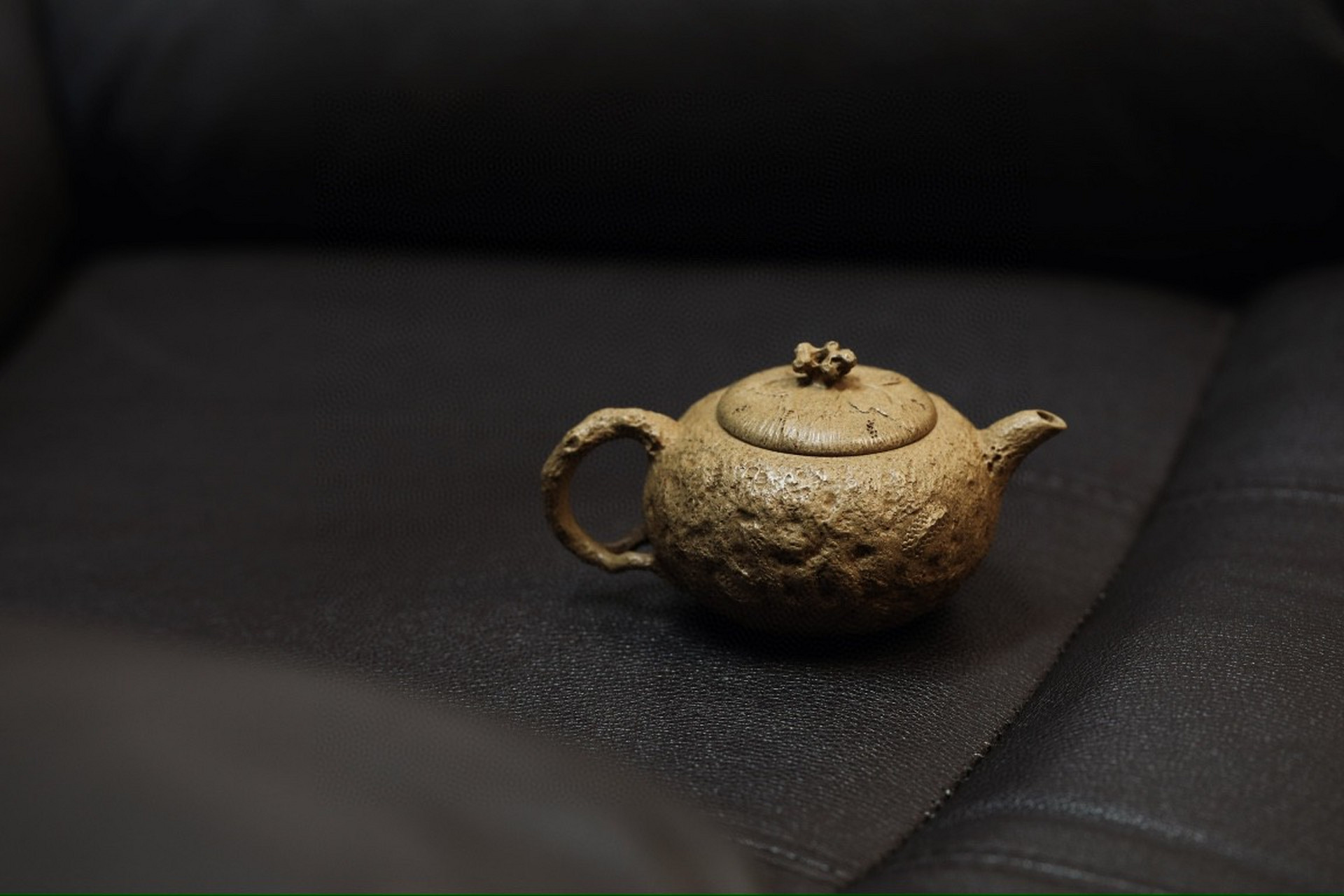 隐龙供春|优质段泥|180cc|全手  壶面凸凹不平的纹理,犹如云海翻腾,一