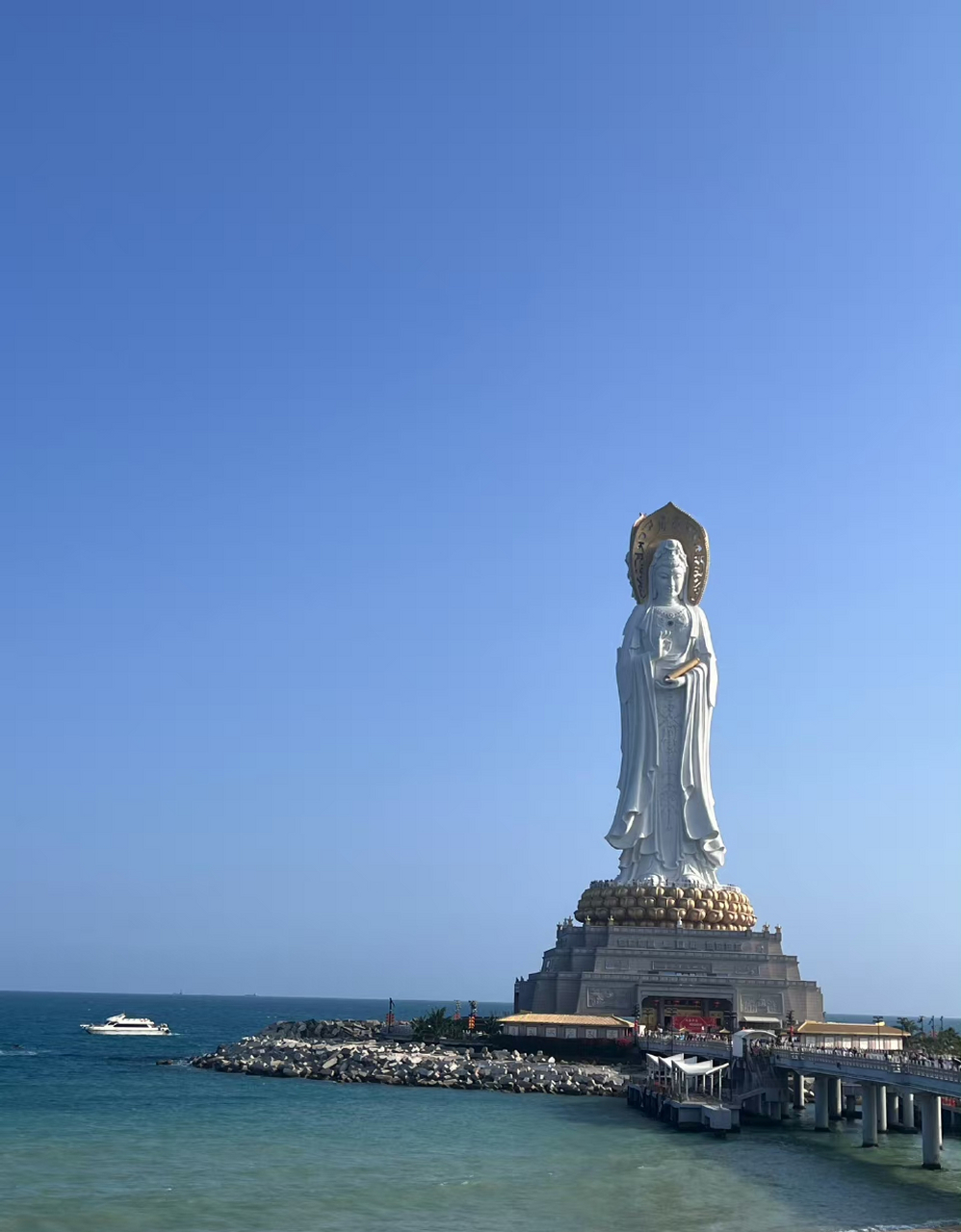 三亚南山寺是著名的佛教胜地,世界首尊金玉观世音菩萨塑像充满艺术