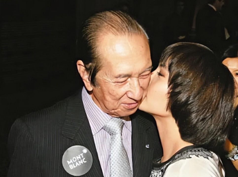 回顾何超仪因老公太帅而自卑称这辈子都不离婚