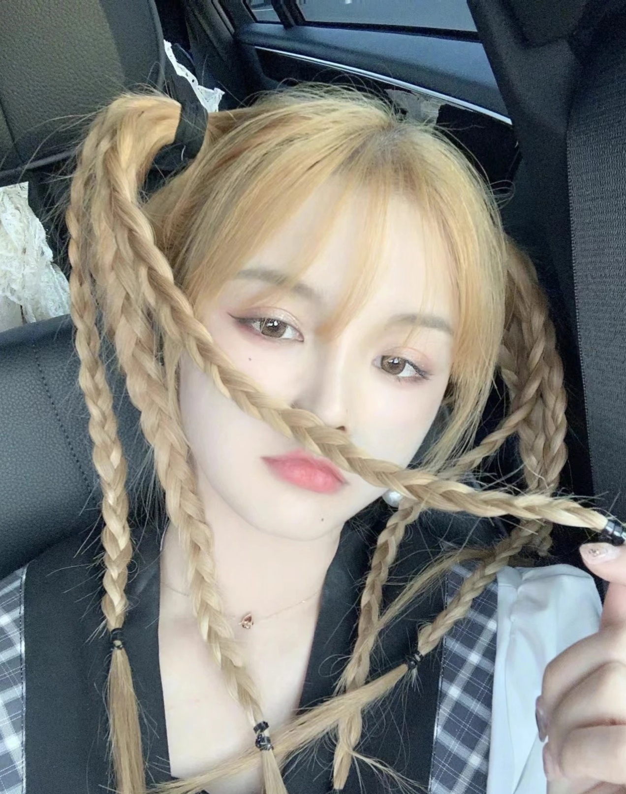 女生小辨子发型俏皮可爱