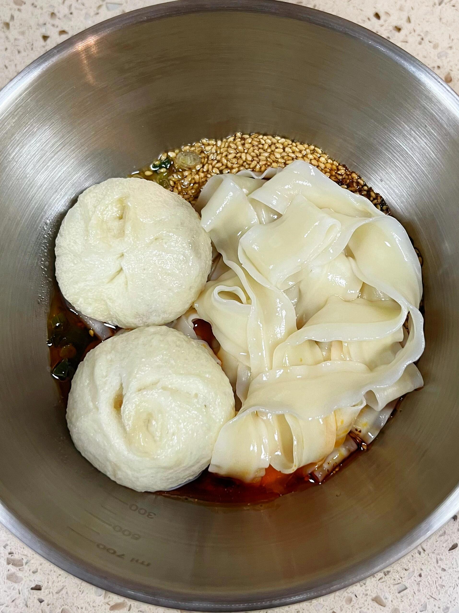食材 面条锋味派小笼包 做法 1碗中加一勺蒜末一勺葱花一勺澜贩