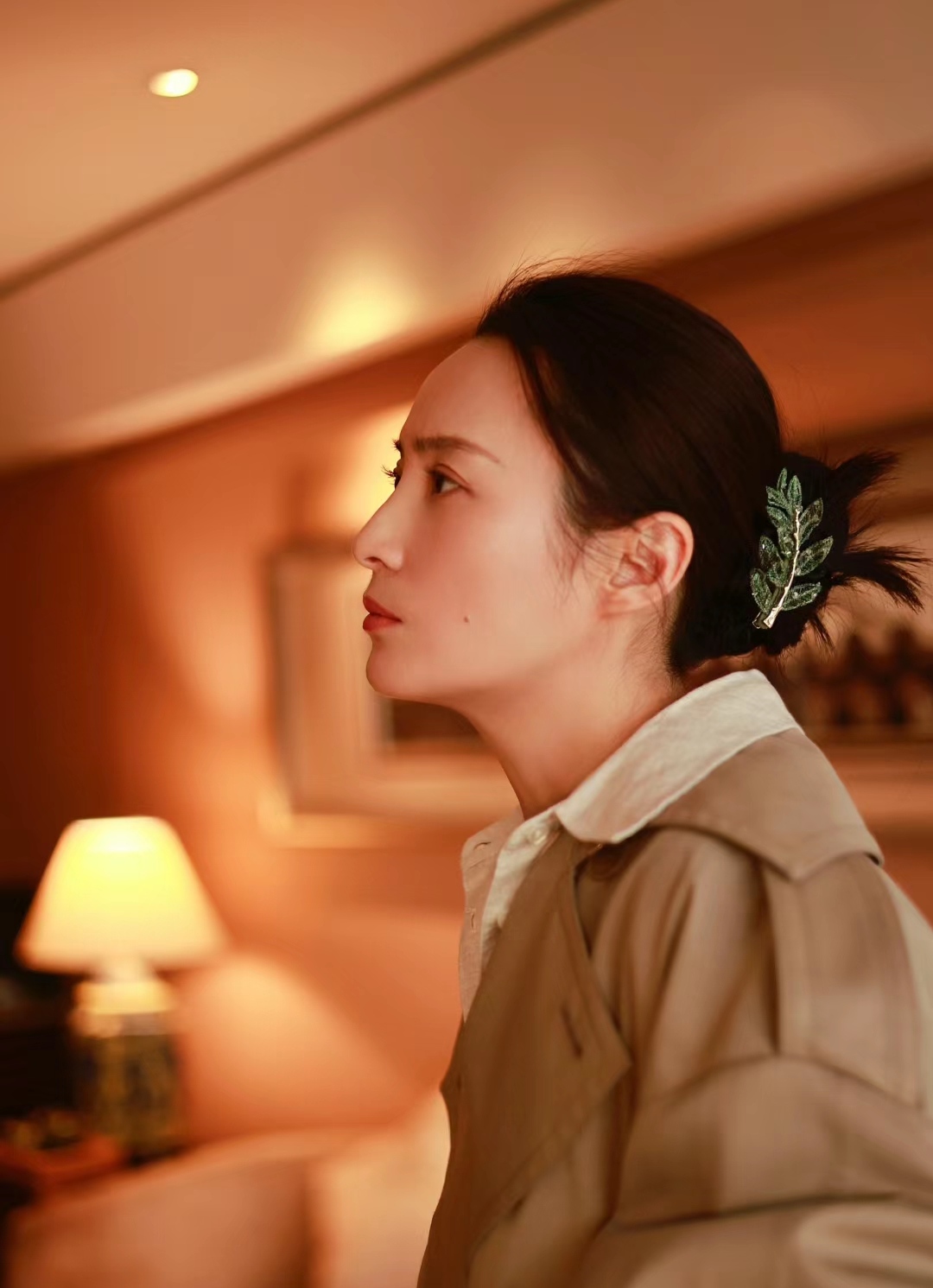 就连她的侧脸也都还是这么的美丽动人虽然她已经快50岁但她看