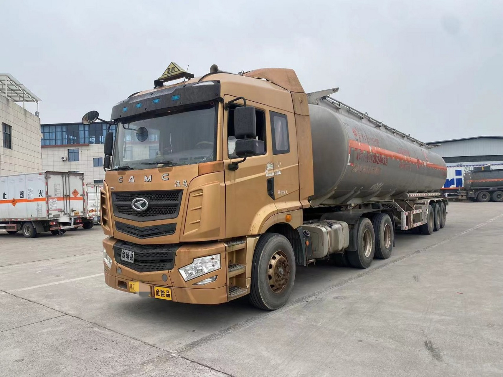 17年3月江西宜春户华凌汉马半挂油罐车,罐体容积49方,核载32.