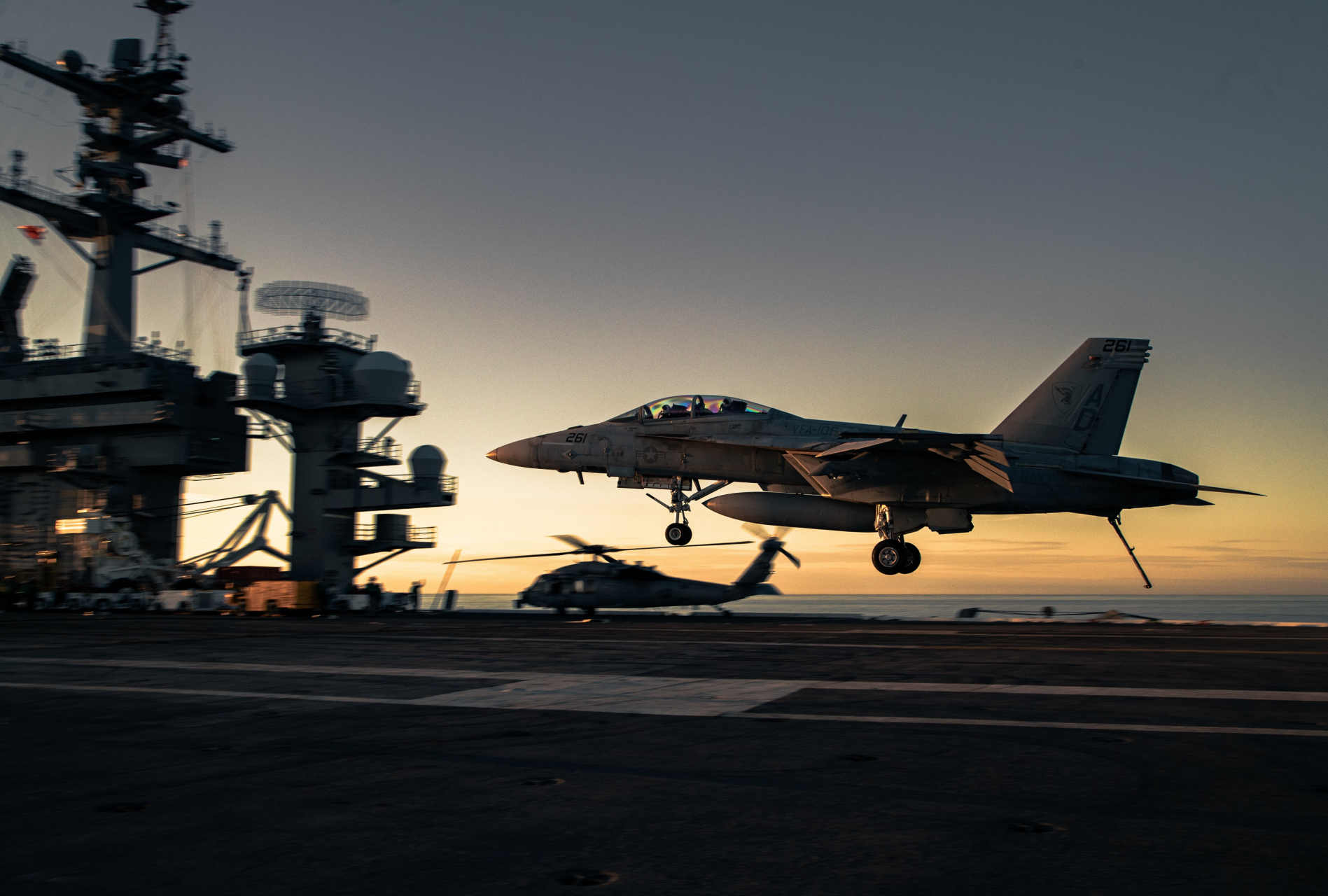 战机欣赏:在航空母舰上运作的f/a-18e/f"超级大黄蜂"战斗机,该机将
